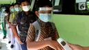 Murid di tes suhu tubuh sebelum mengikuti kegiatan Kompetisi Sains Nasional (KSN) seleksi Tingkat SD/ MI se-Kota Depok mata pelajaran IPA di SDN Kemirimuka 3, Depok, jawa Barat, Senin (22/3/2021). Pelaksanaan KSN diikuti perwakilan murid  dari 11 kecamatan di wilayah Depok. (merdeka.com/Arie Basuki)