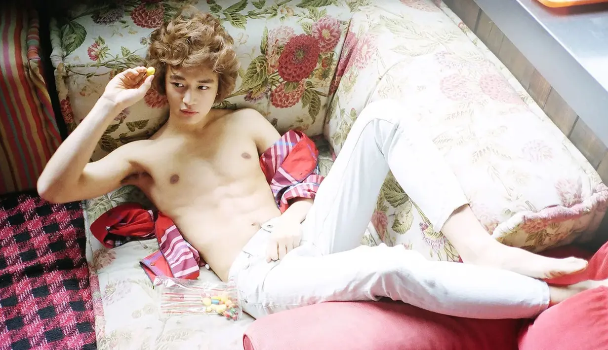 Minho SHINee sempat menghebohkan publik Korea Selatan gara-gara fotonya   dengan Sherlock. Pasalnya ia berpose dengan bertelanjang dada. (Foto:   koreaboo.com)