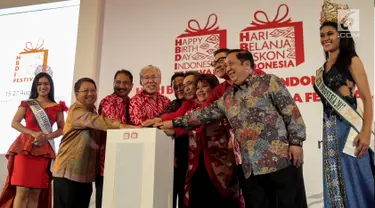 Mendag Enggartiasto Lukito dan Menpar Arief Yahya menekan tombol sebagai tanda dibukanya Hari Belanja Diskon Indonesia (HBDI) dan Happy Birthday Indonesia Festival (HBDIF) di JIExpo Kemayoran, Jakarta, Selasa (15/8). (Liputan6.com/Faizal Fanani)