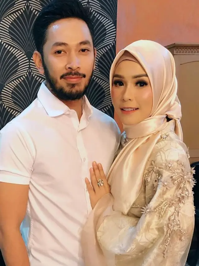 6 Potret Uki Eks NOAH dan Istri yang Kini Hamil Anak Ketiga