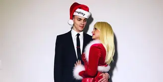 Merayakan Natal lebih awal dilakukan oleh Ariel Winter. Wanita yang gemar memamerkan lekuk tubuh seksinya telah mengunggah foto bernuansa Natal bersama seorang pria. (Instagram/Arielwinter)