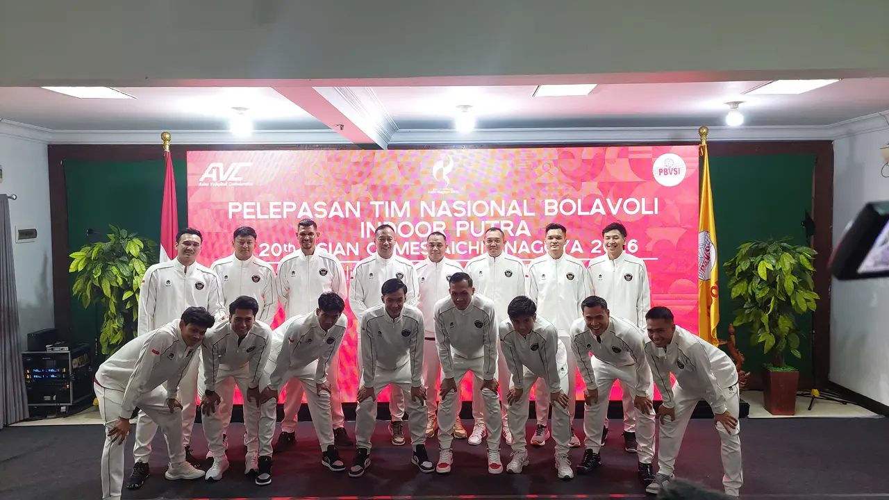 Timnas Voli Indoor Putra dan ofisial saat acara Pelepasan Timnas Bola Voli Putra ke Asian Games 2026 di Padepokan Voli Sentul, Bogor, Kamis (24-9-2026). (Bola.com/Arif Anggara Mulya)