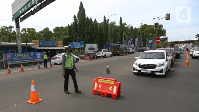 Kendaraan Pemudik yang Terjebak Kemacetan Panjang saat Menuju Pelabuhan Merak Banten
