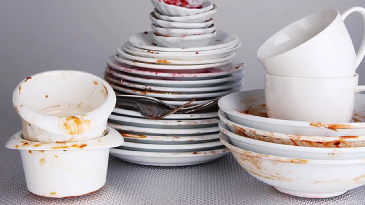 Menumpuk piring di tengah setelah makan di restoran, mudah 'kan? / Copyright: daysoftheyear.com