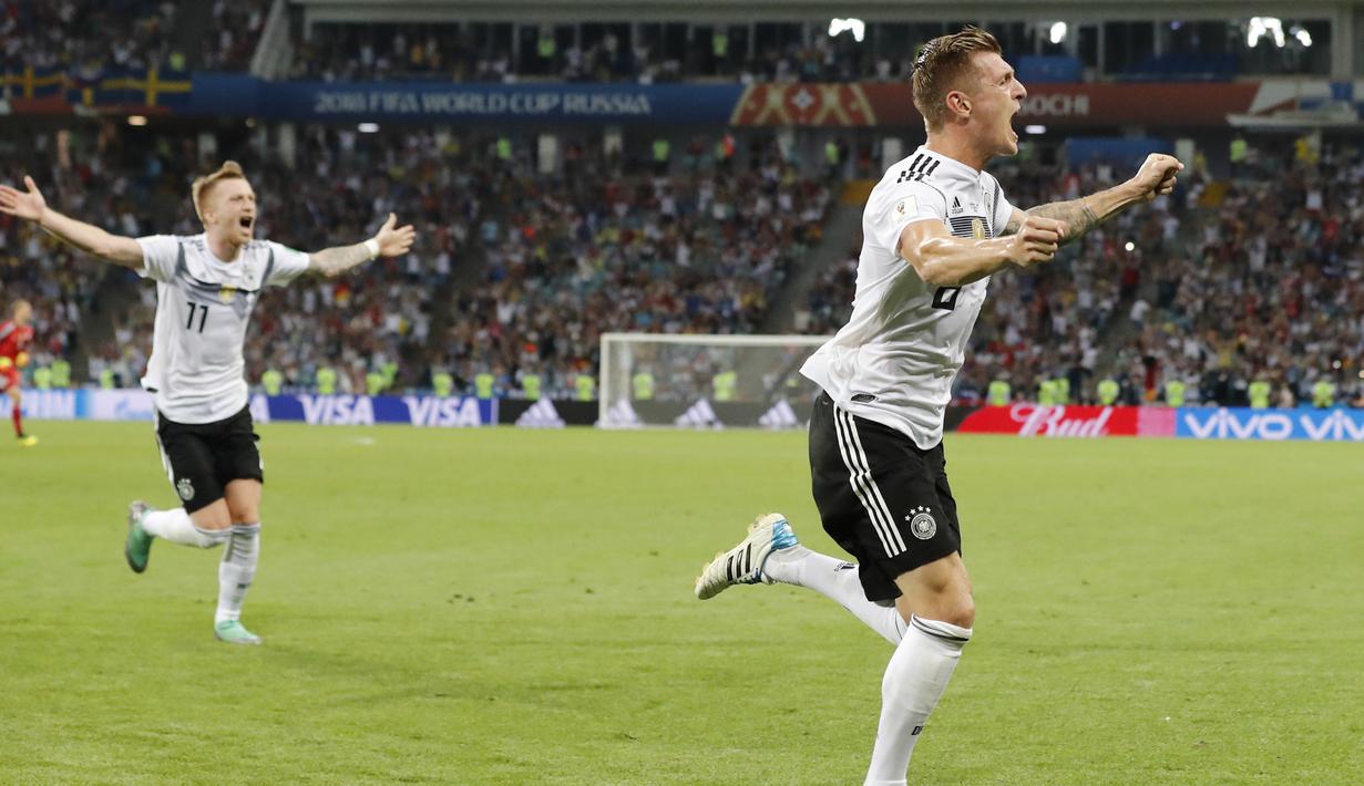 Gelandang Jerman, Toni Kroos, merayakan gol ke gawang Swedia pada laga grup F Piala Dunia di Stadion Fisht, Sochi, Sabtu (23/6/2018). Jerman menang 2-1 atas Swedia. (AP/Franck Augstein)