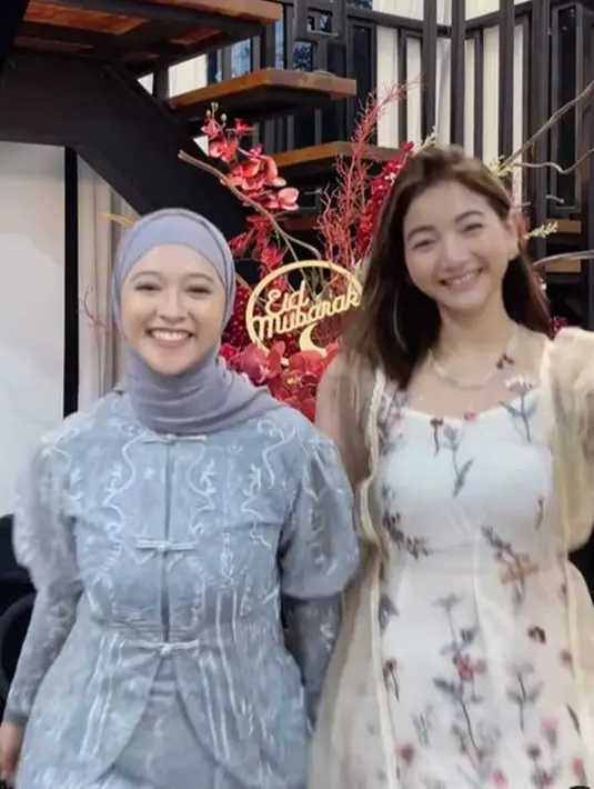 Di hari kedua Lebaran, outfit Poppy berganti dari hitam ke warna abu-abu dominasi biru. Mereka pun kembali berkumpul bersama keluarga besar. Keharmonisan dan kehangatan begitu terasa di keluarga Glenca Chysara dan Poppy Bunga. (Liputan6.com/IG/@glencachysaraofficial)