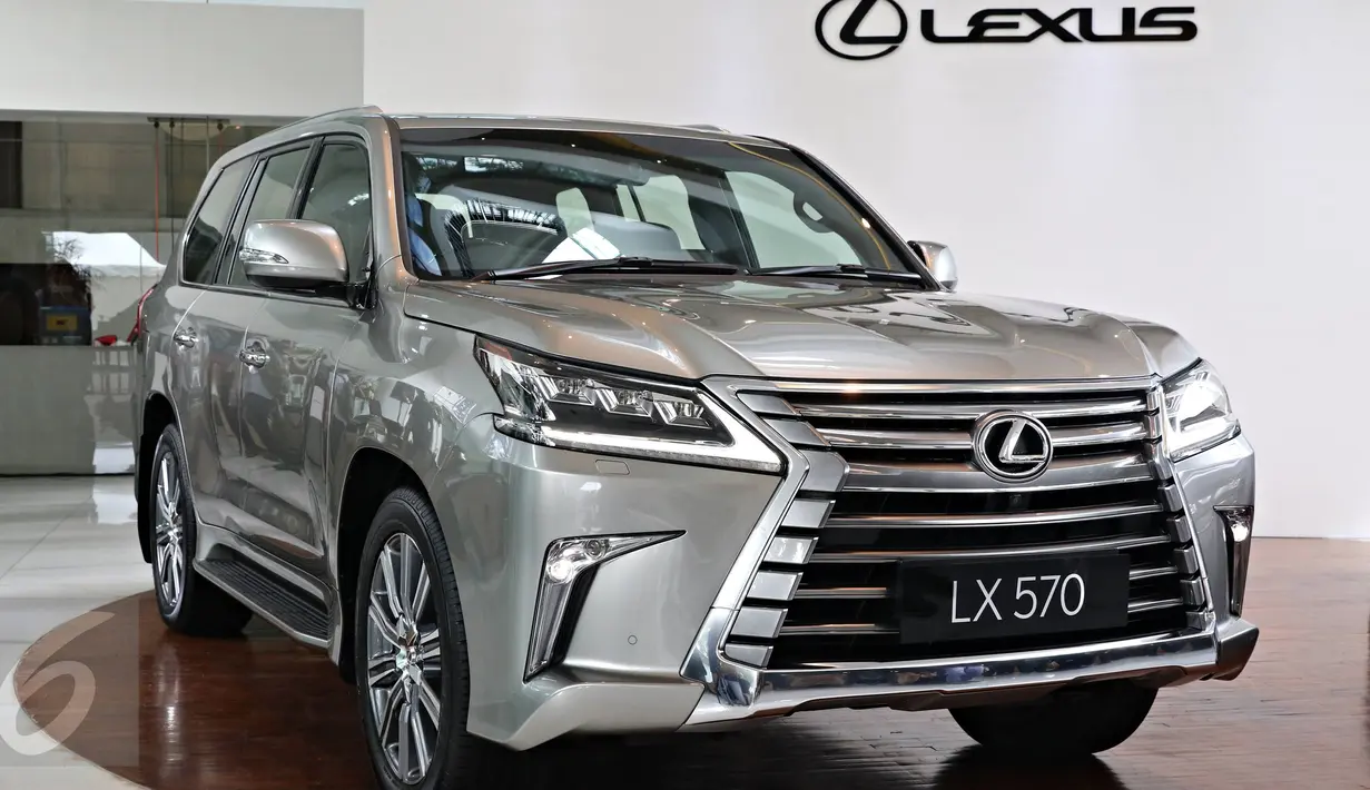 Tampilan luar Lexus LX 570 terbaru saat peluncuran perdana di Jakarta, Selasa (1/3/2016). LX 570 menggunakan mesin berkode 3UR-FE dengan kapasitas 5.700 cc yang memiliki tenaga sebesar 367 dk.(Liputan6.com/Immanuel Antonius)