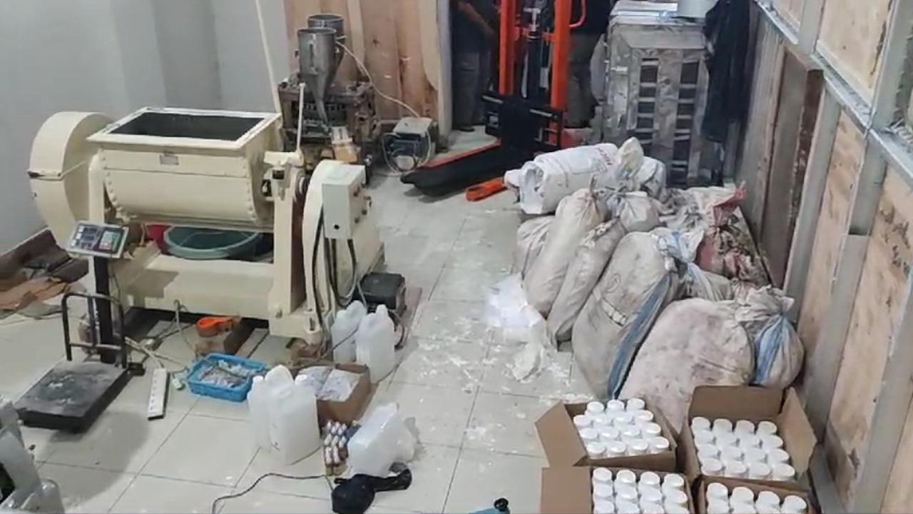 Direktorat Reserse Narkoba Polda Jawa Barat, menggerebek pabrik obat terlarang jenis trihexyphenidyl atau Pil Y atau pil koplo di Kampung Mulyasari, Kecamatan Tamansari, Kota Tasikmalaya. (Liputan6.com/Jayadi Supriadin)