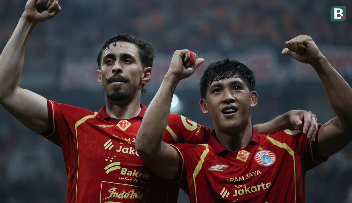 Selebrasi gol Eksel Runtukahu (kanan) bersama Gustavo Franca dalam laga persahabatan Persija Jakarta melawan yang diselenggarakan di markas kebanggaan Macan Kemayoran, Jakarta International Stadium (JIS), Sabtu (26/7/2025). (Bola.com/Abdul Aziz)