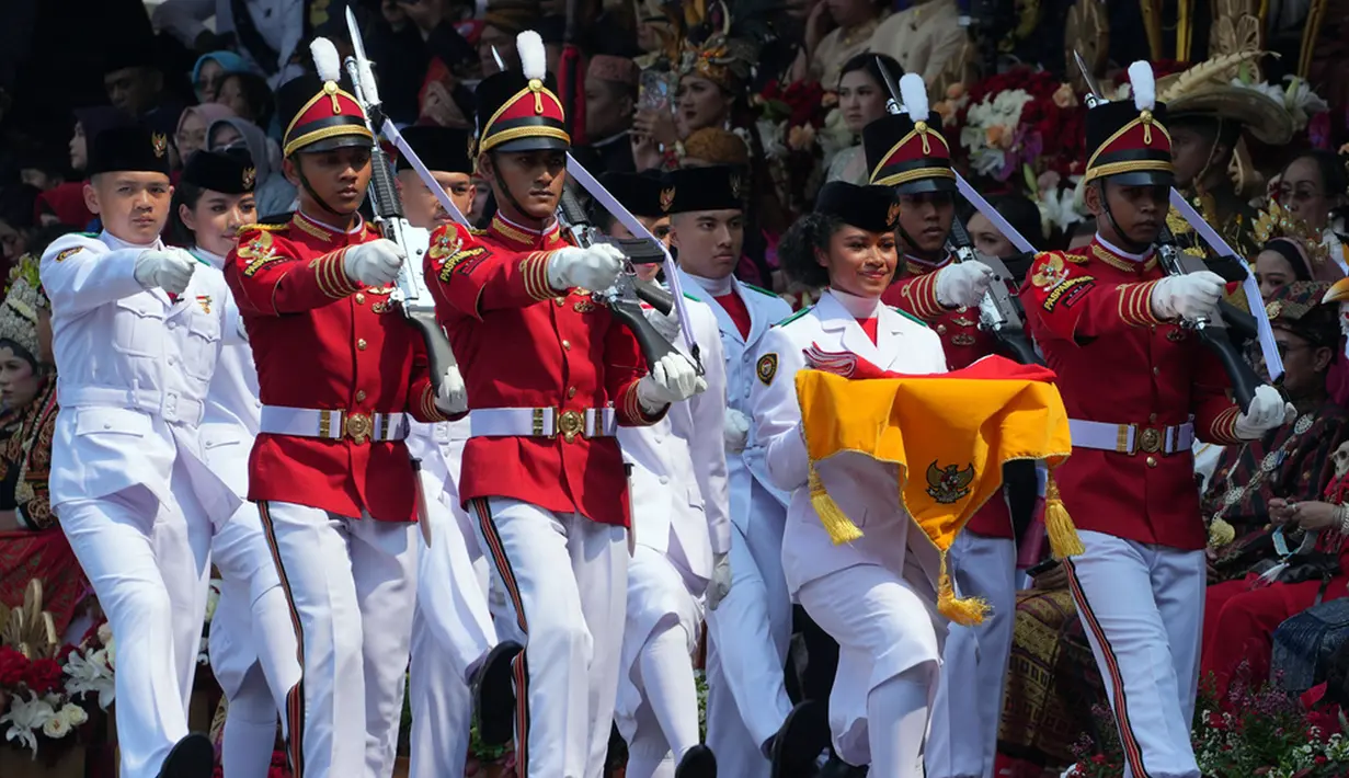 Tiga lainnya dari Kelompok 8 yang bertugas mengibarkan bendera ialah Bintang Wirasatya RA sebagai Komandan Kelompok 8 yang mewakili Provinsi Sumatera Selatan, Nathaniel Shawn Edgar Sondakh sebagai pembentang bendera yang mewakili Provinsi Sulawesi Utara, dan Alfin Alfarisi sebagai pengerek bendera yang mewakili Provinsi Sumatera Barat. (AP Photo/Achmad Ibrahim)