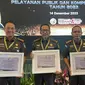 Kepala Kejari Kota Dumai Agustinus Herimulyanto (kanan) menerima piagam dari Jaksa Agung terkait Zona Integritas Wilayah Bebas Korupsi di Jakarta. (Liputan6.com/M Syukur)