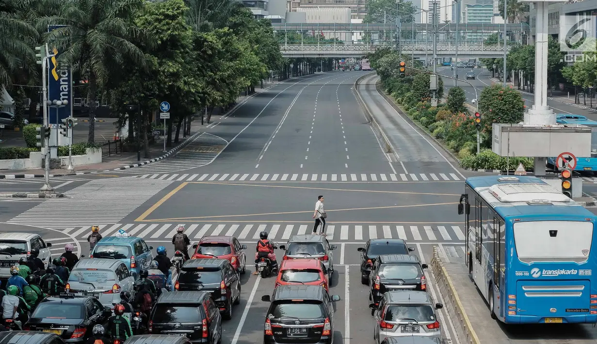 Kondisi lalu lintas di kawasan Jalan Thamrin, Jakarta, Sabtu (1/6/2019). Sejumlah ruas jalan rawan macet di Ibu Kota saat ini terpantau lengang dan lancar. (Liputan6.com/Faizal Fanani)