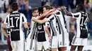 Para pemain Juventus merayakan gol yang dicetak Miralem Pjanic ke gawang Torino pada laga Serie A, Italia, di Stadion Allianz, Sabtu (23/9/2017). Juventus menang 4-0 atas Torino. (AFP/ Filippo Monteforte)