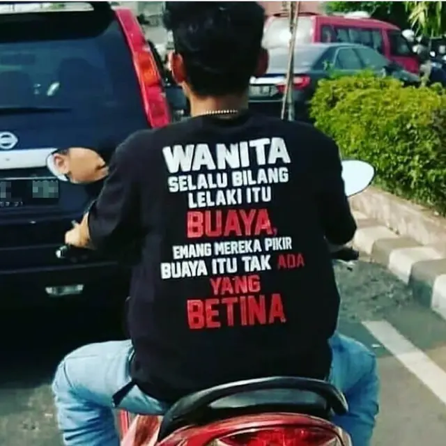 6 Tulisan di Belakang Kaus Berusaha Sindir Orang Ini Kocak