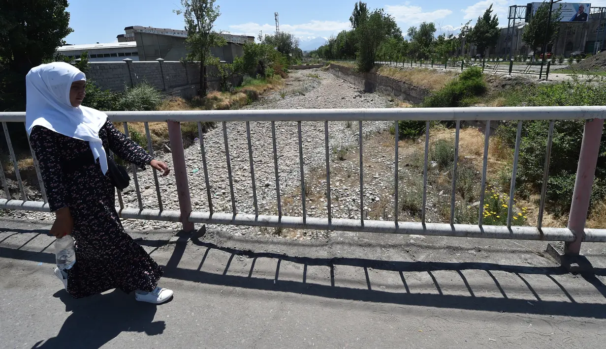 Pihak berwenang Bishkek telah memberlakukan pembatasan pasokan air, karena permukaan air tanah di Bishkek telah turun 15-20 meter dari tahun lalu, menurut direktur teknis operator distribusi air di Bishkek, Kadyrbek Otorov. (VYACHESLAV OSELEDKO / AFP)