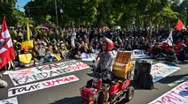 Bersama Mahasiswa Surabaya, Disabilitas Penjual Es Kritik Kebijakan MBG