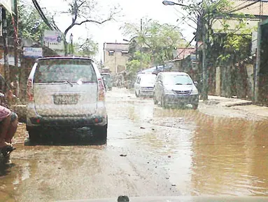 Jalan di Cilincing Rusak Parah