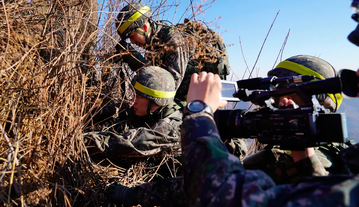 Tentara Korea Selatan memverifikasi penghancuran pos penjaga Korea Utara di Zona Demiliterisasi, Cheorwon, Rabu (12/12). Prajurit Korut dan Korsel untuk pertama kalinya menyebrang ke wilayah masing-masing dengan damai (South Korea Defense Ministry via AP)