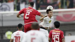 Bek Persija Jakarta, Xandao, duel udara dengan gelandang Barito Putra, Paulo Sitanggang, pada laga Liga 1 2019 di Stadion Patriot, Bekasi, Senin (23/9/2019). Persija menang 1-0 atas Barito Putra. (Bola.com/M Iqbal Ichsan)