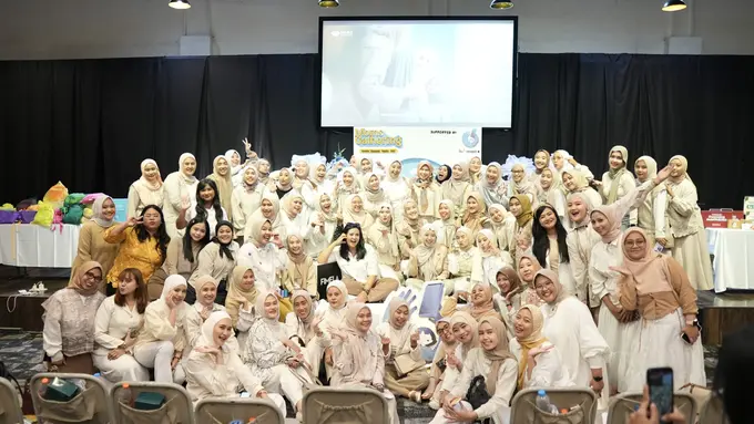 Sebanyak 100 momfluencer dari Komunitas Ibu2Canggih hadir di Moms Gathering Special National Family Day di HeArt Space 2.0, Jakarta, (28/6).