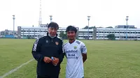 Pemain muda Persib Bandung, Robi Darwis (kanan) bersama legenda tim Maung Bandung, Robby Darwis. (Bola.com/Muhammad Faqih)