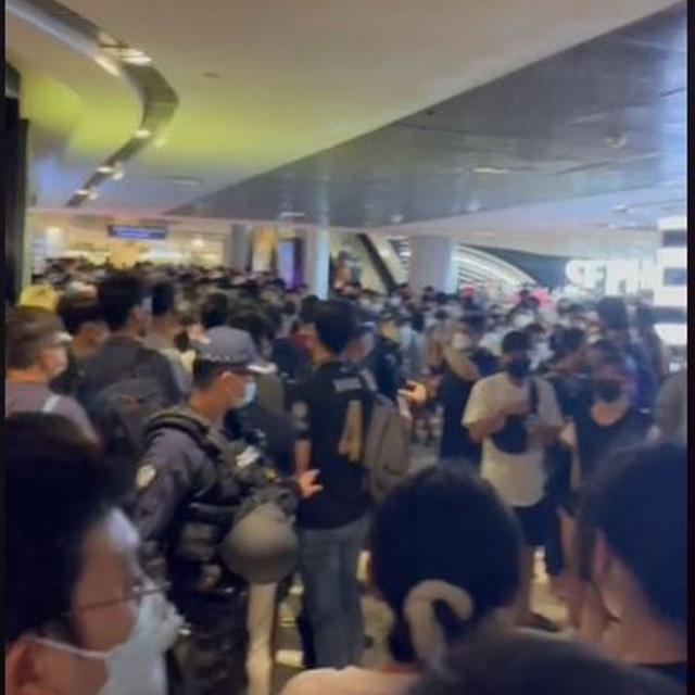 Antrean Pembeli Jam Tangan Kolaborasi Omega dan Swatch di Singapua bikin Kegaduhan hingga Pingsan