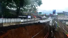 Ruas jalan Jembatan Cikreteg yang longsor di akses jalan nasional Bogor-Sukabumi, Caringin, Kabupaten Bogor, Jawa Barat, Kamis (2/3/2023). Ruas jalan Jembatan Cikereteg longsor pada Senin (27/2/2023) pukul 11.00 WIB akibat tingginya intensitas hujan di wilayah tersebut sehingga semua arus lalu lintas kendaraan menuju ke lokasi itu ditutup total dan kendaraan roda empat dialihkan lewat jalan tol. (merdeka.com/Arie Basuki)