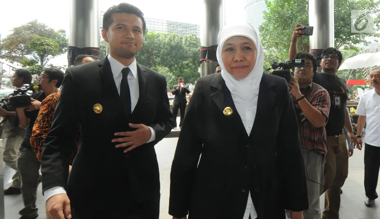 Gubernur Jawa Timur Khofifah Indar Parawansa dan wakilnya, Emil Dardak mendatangi gedung KPK di Jakarta, Rabu (20/2). KPK menerima kunjungan kepala daerah yang baru dilantik untuk beraudiensi mengenai upaya pencegahan korupsi. (Merdeka.com/Dwi Narwoko)