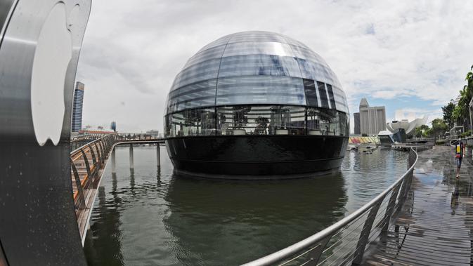 Bagian fasad gerai baru Apple di Marina Bay Sands saat hari pembukaannya di Singapura (10/9/2020). Apple resmi membuka gerai barunya yang 'mengapung' di atas air yang berlokasi di negara Singapura. (Xinhua/Then Chih Wey)