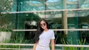 White on white ala Bella Bonita. Kaus putih polos lengan pendek dipadu Bella dengan celana jeans panjang berwarna putih. Foto: Instagram.