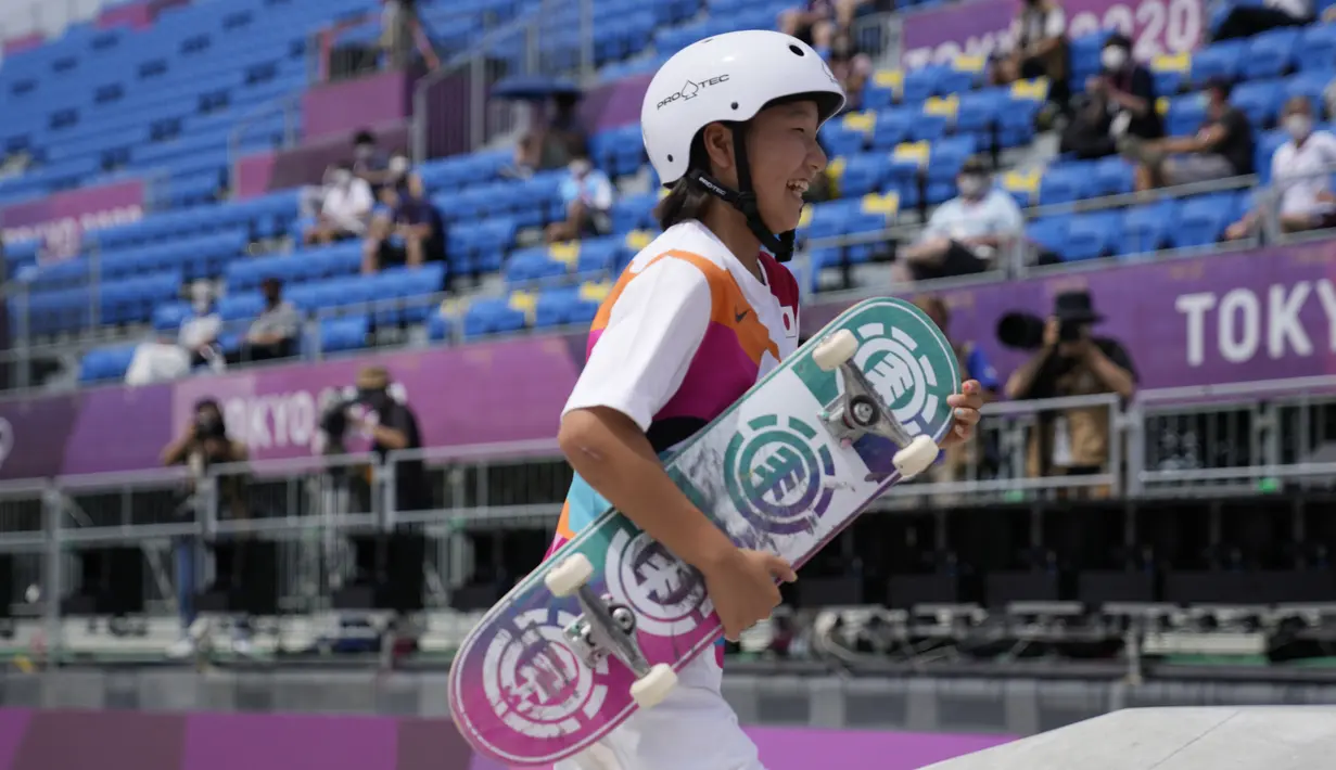 Skater Jepang Momiji Nishiya keluar dari arena setelah memenangkan final street skateboarding putri Olimpiade Tokyo 2020 di Tokyo, Jepang, 26 Juli 2021. Momiji merupakan atlet skateboard kelahiran Jepang yang baru akan genap berusia 14 tahun pada 30 Agustus 2020 mendatang. (AP Photo/Ben Curtis)