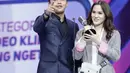 Rizky Febian dan Sherly Sheinafia memberi sambutan saat menerima penghargaan kategori Video Klip Paling Ngetop dalam acara SCTV Music Awards 2018 di Studio 6 Emtek, Jakarta, Jumat (27/4). (Liputan6.com/Faizal Fanani)