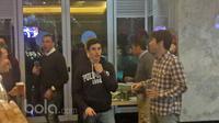 Marc Marquez (tengah) berbincang dengan tamu yang hadir usai berkunjung ke pabrik Karawang. Marquez dan Pedrosa berkunjung ke Indonesia usai menjalani sesi latihan bebas di Sirkuit Sepang, Kamis (2/1/2017). (Bola.com/Darojatun) 