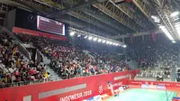 Pertandingan bulutangkis Asian Para Games 2018 di Istora Senayan, Jakarta, Minggu (7/10/2018), dipadati penonton. (Bola.com/Zulfirdaus Harahap)