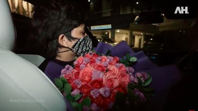 Momen Atta Halilintar Jenguk Aurel Hermansyah dan Arsy, Bawakan Hadiah Spesial. (Sumber: Youtube/Atta Halilintar)