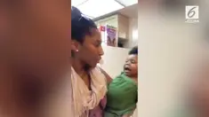 Entah apa yang membuat balita ini sampai ketakutan ketika melihat sang ibu makan permen karet. Begini reaksinya!