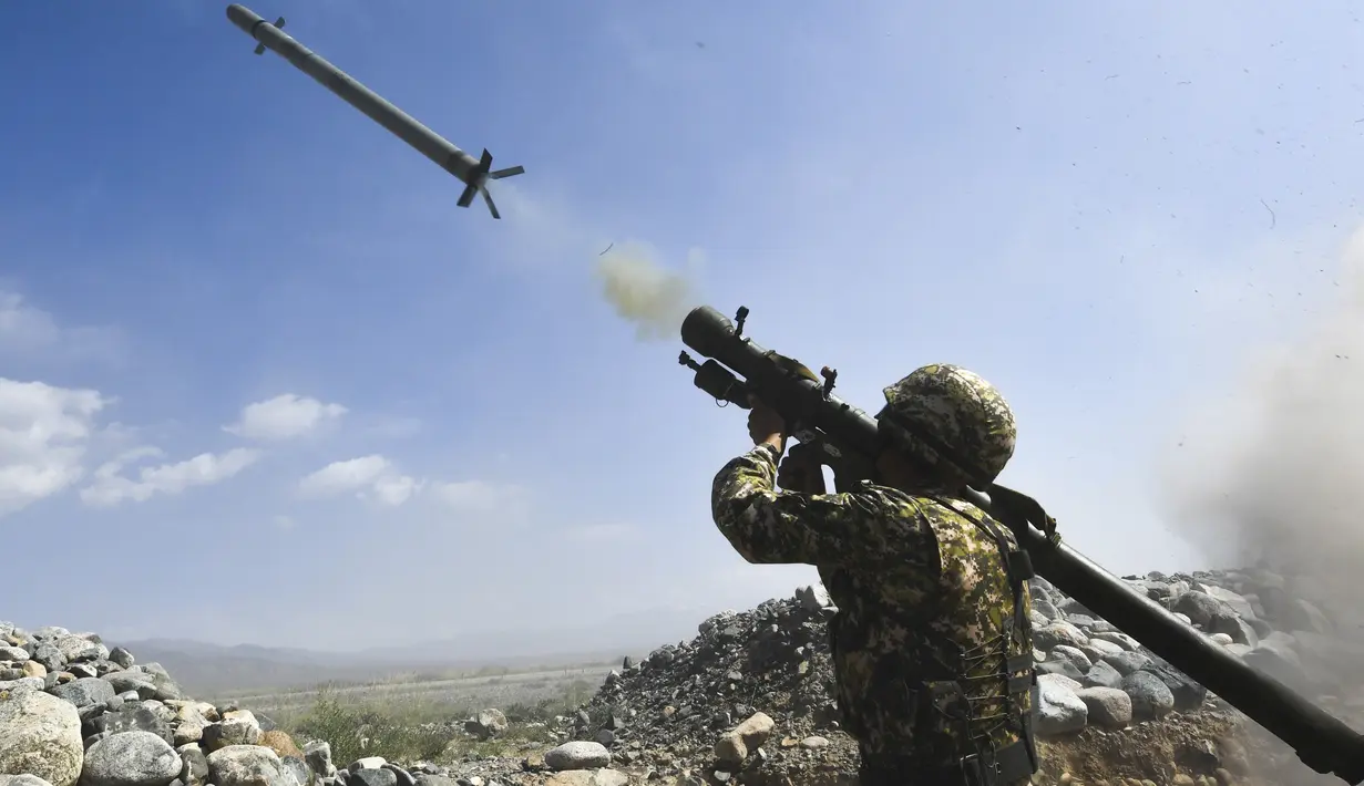 Tentara Kyrgyzstan menembakkan sistem pertahanan udara portabel saat latihan militer bersama di tempat latihan Edelweiss, Kyrgyzstan, Kamis (9/9/2021). Latihan ini diikuti negara-negara Organisasi Perjanjian Keamanan Kolektif atau Collective Security Treaty Organization. (AP Photo/Vladimir Voronin)