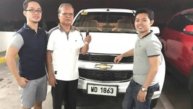 Diberi Kejutan Mobil Mewah, Video Pria Tua Bikin Haru Netizen