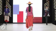 Model menampilkan busana rancangan Amanda Indah Lestari di panggung Senayan City Fashion Nation ke-11, Jakarta, Rabu (12/4). Lewat label fesyen Lekat, Amanda memamerkan cuplikan koleksi fall/winter 2017 dengan tenun baduy. (Liputan6.com/Herman Zakharia)