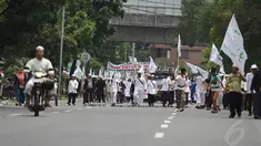 Massa melakukan long march dari Bundaran HI sampai di Balaikota, Jakarta, Senin (1/12/2014). (Liputan6.com/Faizal Fanani)