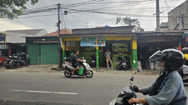 Salah satu rumah makan yang berada di Jalan Raya Citayam, Depok.
