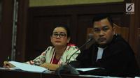 Miryam S Haryani didampingi kuasa hukumnya mendengarkan keterangan Pengacara Elza Syarief saat sidang di Pengadilan Tipikor, Jakarta, Senin (21/8). Sidang tersebut beragendakan pemeriksaan saksi. (Liputan6.com/Helmi Afandi)