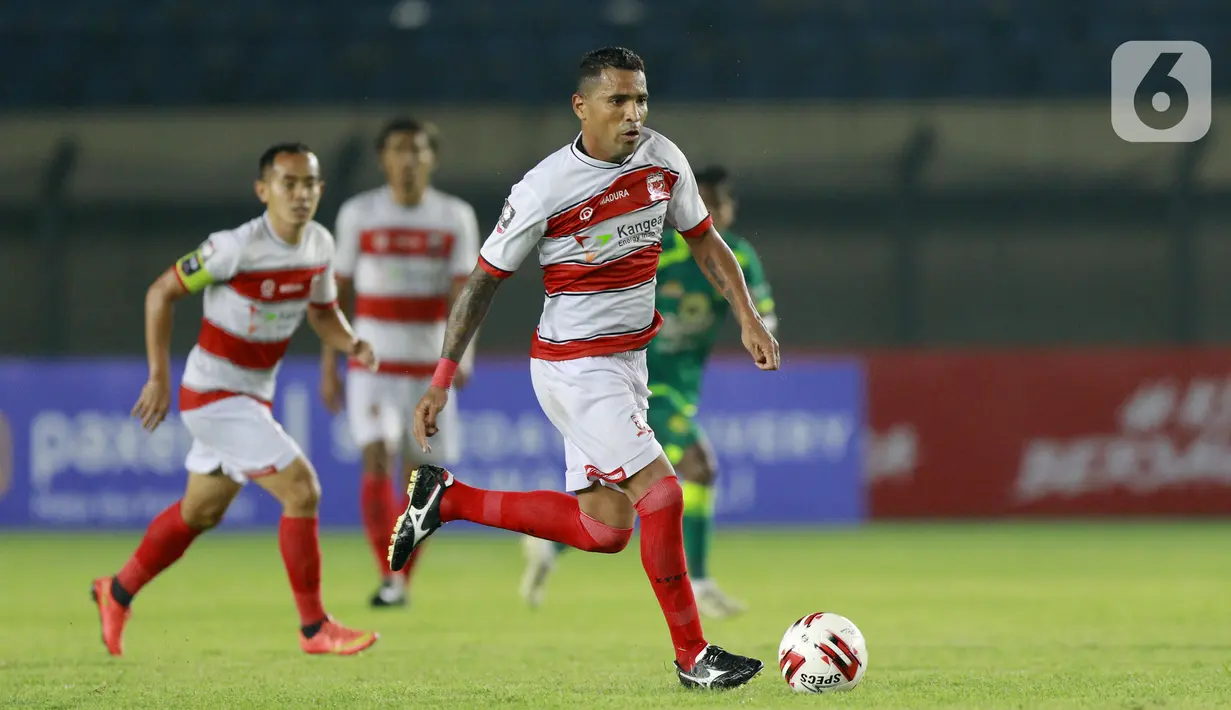 Striker Madura United, Beto Goncalves, (kanan) menggiring  bola saat melawan Persebaya Surabaya pada laga Piala Menpora 2021 di Stadion Si Jalak Harupat, Bandung, Minggu (28/3/2021). Persebaya Surabaya menang 2-1. (Bola.com/M Iqbal Ichsan)