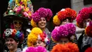 Orang-orang memakai topi hias dalam Parade Paskah tahunan dan Festival Bonnet di sepanjang Fifth Avenue, kota New York, Amerika Serikat,  Minggu (21/4). Parade Bonnet Easter merupakan parade pada perayaan Paskah di Kota New York yang sudah ada sejak tahun 1870. (Johannes EISELE / AFP)