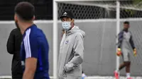 Pelatih Olympique Lyon, Rudi Garcia, saat memimpin latihan di Decines-Charpieu Groupama, Prancis, Rabu (10/6/2020). Olympique Lyon melakukan persiapan Jelang leg kedua babak 16 besar Liga Champions melawan Juventus. (AFP/Jeff Pachoud)