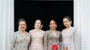 Maudy Ayunda, Happy Salma, Chelsea Islan, dan Christine Hakim kompak mengenakan kebaya kutu baru motif flora dipadukan bawahan kain batik. [@maudyayunda]