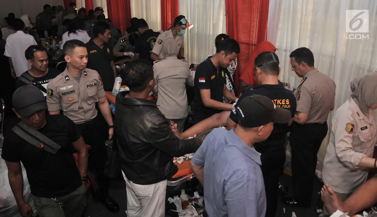 Petugas medis menangani anak-anak  saat sunatan massal gratis dalam acara Bakti Sosial dan Kesehatan Polri di Mapolsek Ciracas, Jakarta, Kamis (4/7/2019). Sunatan massal gratis ini diikuti oleh 248 peserta dari berbagai wilayah di DKI Jakarta. (merdeka.com/Iqbal Nugroho)
