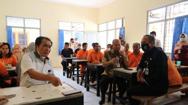 Bupati Banjarnegara, Budhi Sarwono beramah tamah dengan penghuni panti sosial usai makan bersama. (Foto: Liputan6.com/Humas Pemkab Banjarnegara)