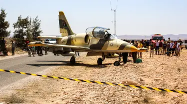 Pesawat jet tempur Libya L-39 Albatros pasukan Khalifa Haftar melakukan pendaratan darurat di Kota Medenine, Tunisia tenggara, atau sekitar 120 kilometer dari perbatasan Tunisia-Libya (22/7/2019). Jet tempur tersebut mendarat di jalan raya. (AFP Photo/Fathi Nasri)