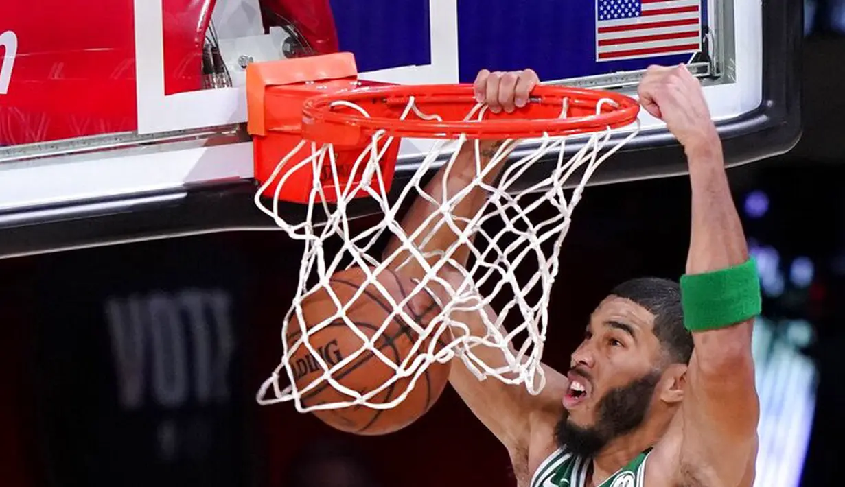 Pebasket Boston Celtics, Jayson Tatum, memasukkan bola saat melawan Miami Heat pada pada gim ketiga final Wilayah Timur di Lake Buena Vista, Sabtu (19/9.2020). Boston Celtics menang dengan skor 117-106. (AP/Mark J. Terrill)